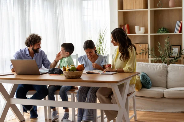 Aile masanın etrafında toplanır, projeler üzerinde çalışır ve doğal ışıkla dolu aydınlık oturma odasında birbirimizin arkadaşlığından keyif alırız.