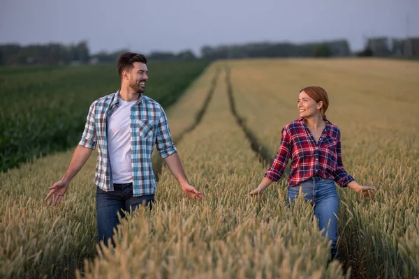 Çiftçi çift tarlada birbirlerine bakıp gülümsüyor. Birbirlerine ellerini uzattıklarında aralarında bir sıra altın buğdayla traktör işaretlerinde yürürler.