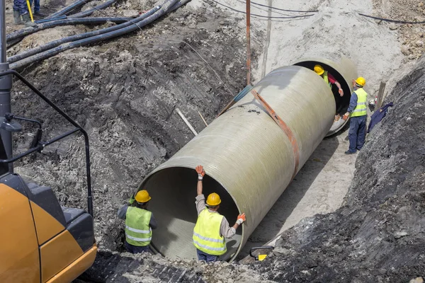 Posa Installazione Grandi Tubi Rinforzati Fibra Nel Sito — Foto Stock