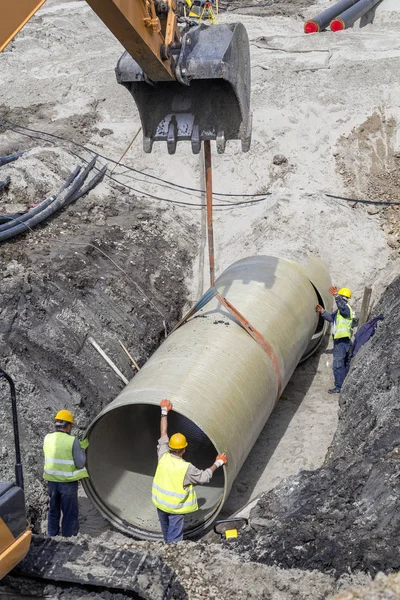 Colocación Unión Tubos Plástico Reforzados Con Fibra Gran Diámetro Suelo — Foto de Stock