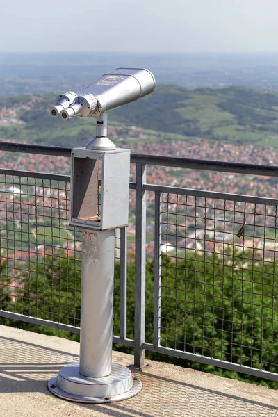 Ponte Osservazione Con Binocolo Turistico Sulla Cima Del Monte Bukulja — Foto Stock