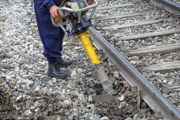 Railroad Worker Using Vertical Vibration Tamper Lasting Correction Track Level — Stock Photo, Image