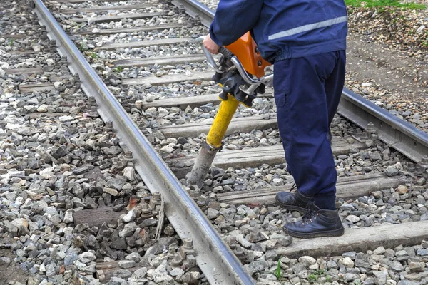 Gleisarbeiter Führen Wegewartung Auf Bahngleisen Mit Vertikalem Vibrationsstampfer Durch — Stockfoto