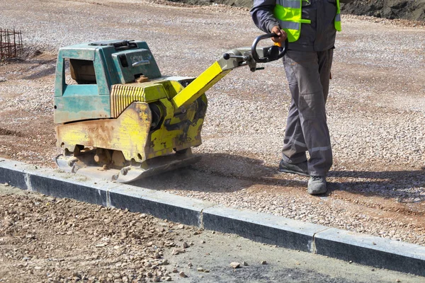 Trabajador Compactando Suelo Usando Compactador Parque Ciudad Reconstrucción Del Pavimento —  Fotos de Stock