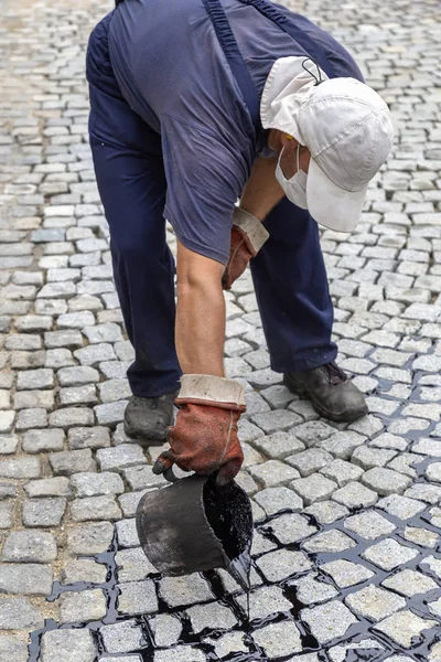 Trabalhador Asfalto Derramando Arremesso Fundido Balde Alcatrão Combinação Passo Tradicional — Fotografia de Stock