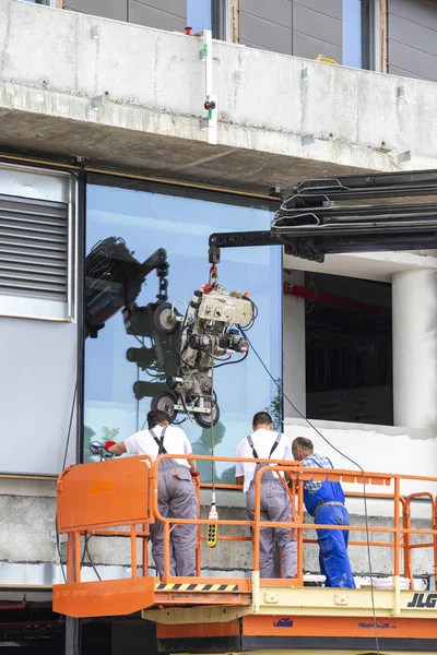 Belgrade Servië Juni 2018 Facade Glazen Venster Installatie Voertuig Houden — Stockfoto