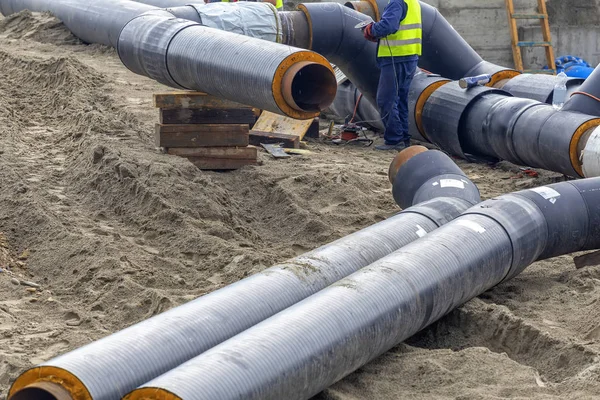 Metallo Lavoratore Rettifica Tubo Acciaio Utilizzando Smerigliatrice Lavorare Sul Nuovo — Foto Stock