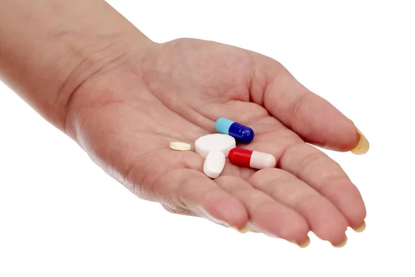 女性の手のひらに丸薬 薬を保持している女性の手 一方で女性の錠剤 白い背景に分離 — ストック写真