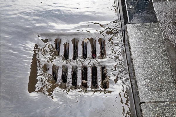 Wpadając Wody Kanalizacji Burza Deszcz Deszczowej Ulicy Drenażu Podczas Ulewnego — Zdjęcie stockowe