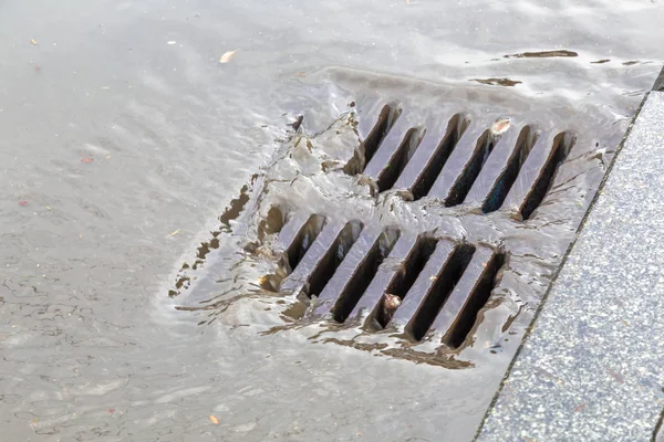 Şiddetli Yağmur Sırasında Sokak Yağmursuyu Drenaj Bir Fırtına Kanalizasyon Sistemi — Stok fotoğraf