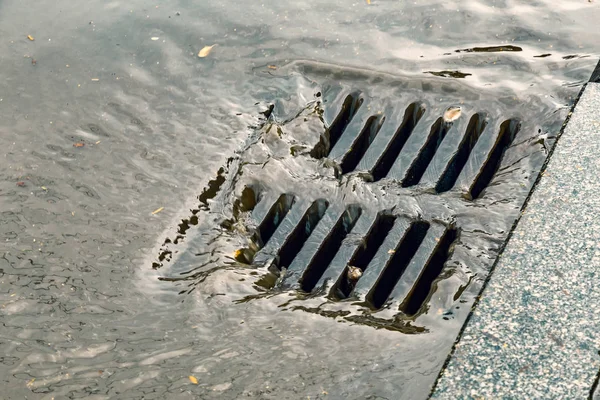Deszczowej Ulicy Drenażu Podczas Ulewnego Deszczu Wpadając Wody Kanalizacji Burza — Zdjęcie stockowe