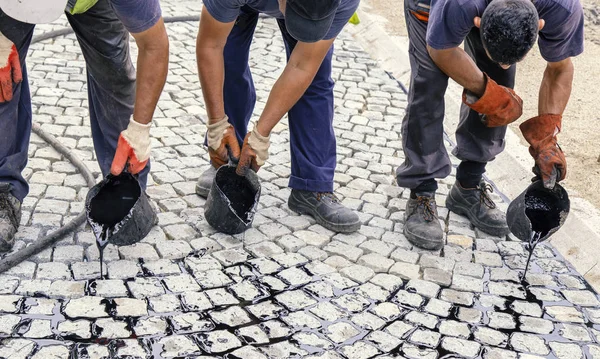 Teamwork Gieten Bitumen Dikke Teer Gewrichten Traditionele Toonhoogte Duimstok Voor — Stockfoto