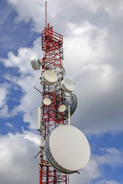 Turm Mit Telekommunikations Und Kommunikationstechnik Unter Dem Himmel Antennen Auf — Stockfoto