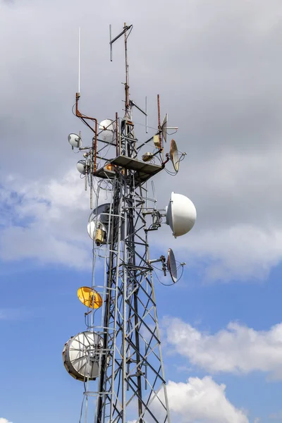 Torre Con Equipo Telecomunicaciones Comunicaciones Bajo Cielo Torre Las Antenas — Foto de Stock