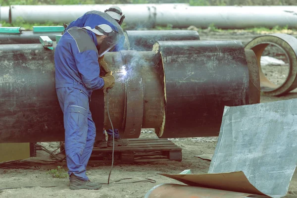 Welders Welding Joints Large Insulated Steel District Heating Pipe Electric — Stock Photo, Image