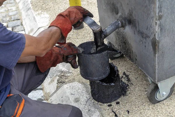 Worker Filling Tar Bucket Boiler Melting Pitch Set Pitch Jointing — Stock Photo, Image