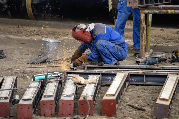 Arbeiter Schleift Stahlprofile Mit Winkelschleifer Und Jede Menge Funken Sicherheitsausrüstung — Stockfoto