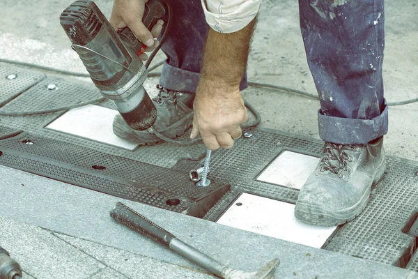 Arbeiter Schrauben Mit Einem Schlagschrauber Eine Schraube Ein Gummibrett Farbeffekt — Stockfoto