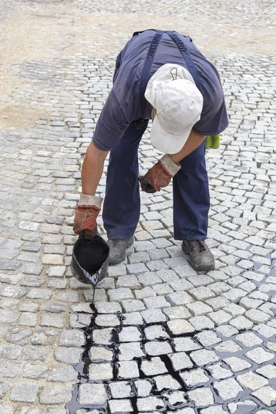 Arbetaren Hälla Bitumen För Att Tillämpa Gemensamt Road Traditionella Pitch — Stockfoto