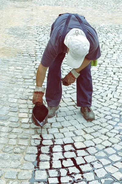 Werknemer Gieten Bitumen Toe Passen Van Het Gewricht Van Weg — Stockfoto