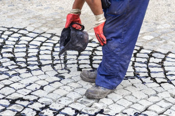 Arbeiter Mit Teereimer Der Bitumen Die Fugen Gießt Traditionelle Verfugung — Stockfoto