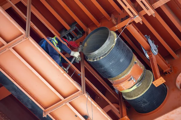 Trabalhadores Instalando Sistema Gasoduto Aquecimento Distrital Sob Ponte Metálica Tubulação — Fotografia de Stock