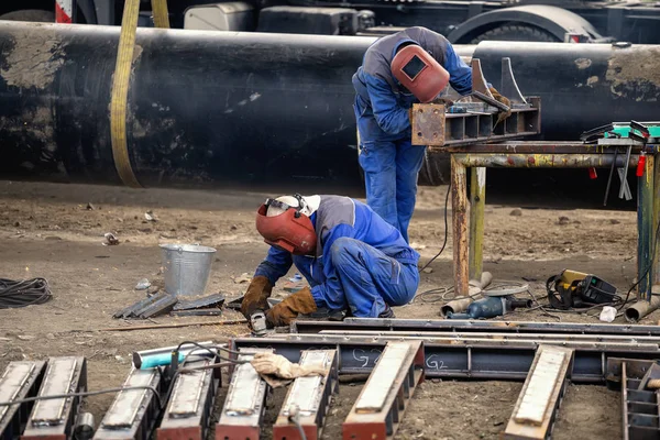 Workers Welding Grinding Wearing Safety Gears Dark Glass Protection Sparks — Stock Photo, Image