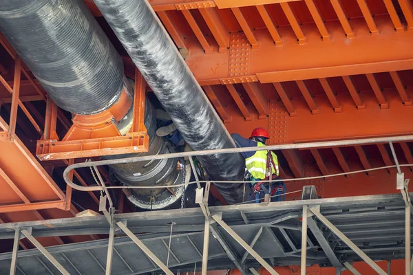 Workers Welding District Heating Pipeline System Metal Bridge District Heating — Stock Photo, Image