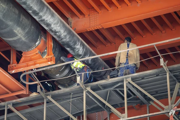 Workers Welding District Heating Pipeline Metal Bridge Big Pipeline Installation — Stock Photo, Image