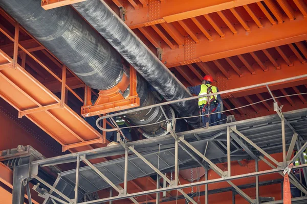 Los Trabajadores Soldadura Trabajo Tuberías Calefacción Urbana Bajo Puente Metal — Foto de Stock