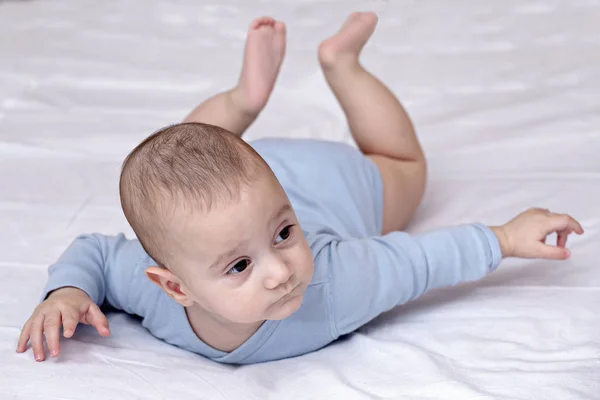 Littl anak laki-laki bayi yang berbaring di perutnya — Stok Foto