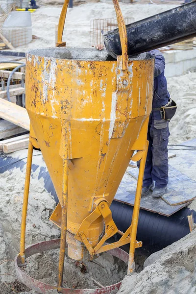 Imbuto in calcestruzzo saltare per puntare e posizionare il calcestruzzo — Foto Stock