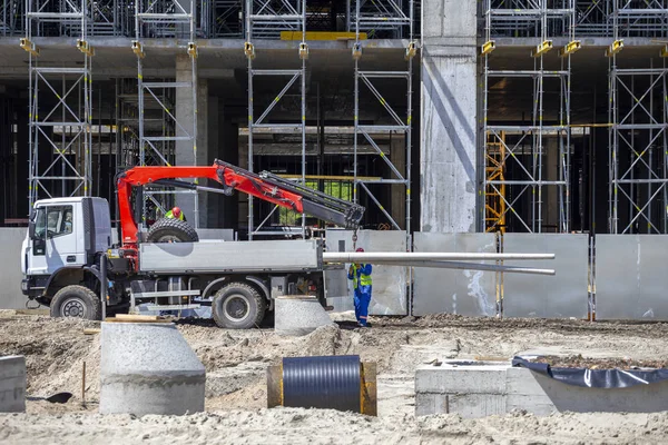 Kamyonda güç iletimi için beton direkler — Stok fotoğraf