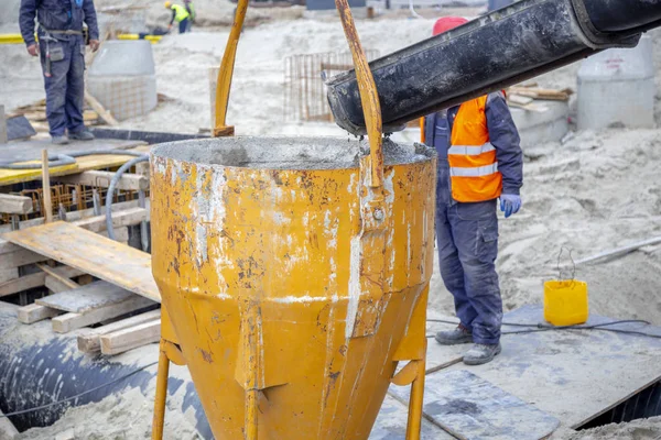 Balde de concreto para derramar concreto — Fotografia de Stock