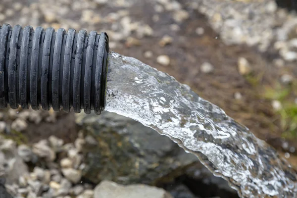 Поток чистой воды из глубокого колодца без электричества 2 — стоковое фото