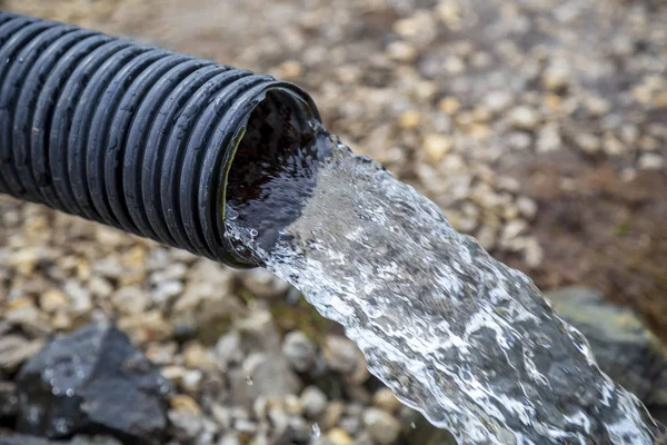 Elektrik olmadan derin kuyudan temiz su akışı — Stok fotoğraf