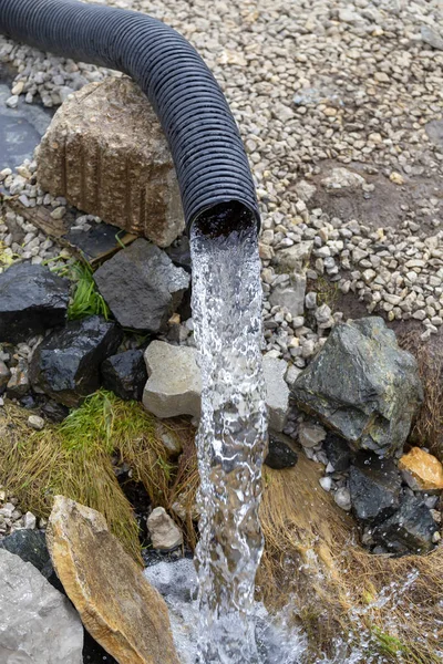 Patak tiszta vizet inni a mély kút nélkül villamos 2 — Stock Fotó