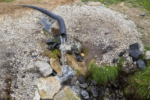 Stroom van schoon drinkwater uit diepe put zonder elektriciteit — Stockfoto