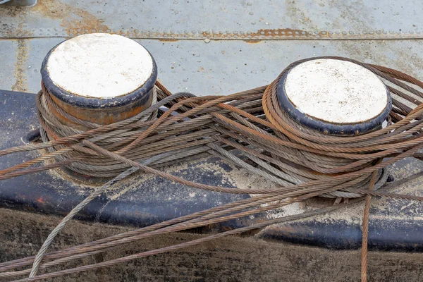 Limanda çelik tel halat ve beyaz demirleme bollard — Stok fotoğraf