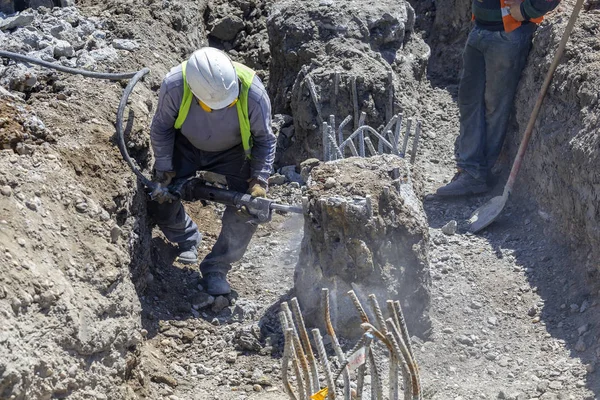 Matkap kırma betonarme ayağı ile işçi — Stok fotoğraf