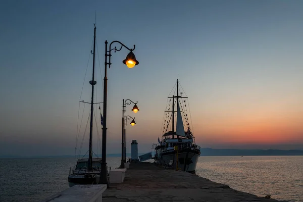 ピーコホリのドックと日の出時に係留された帆船 — ストック写真