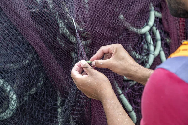 Pescador que repara as redes de pesca 2 — Fotografia de Stock