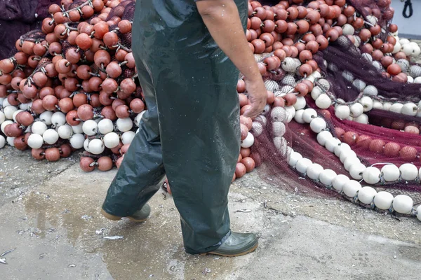 Pêcheurs jambes et filets de pêche avec flotteurs — Photo