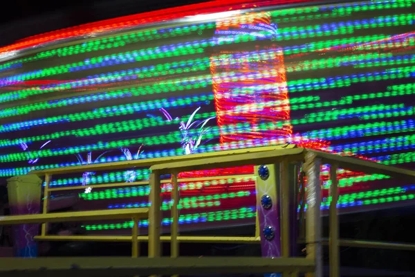 Noite tiro de centrífuga divertido roda em movimento — Fotografia de Stock