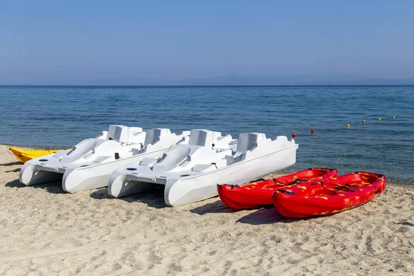 Pedal barcos e caiaques para alugar na praia de areia — Fotografia de Stock