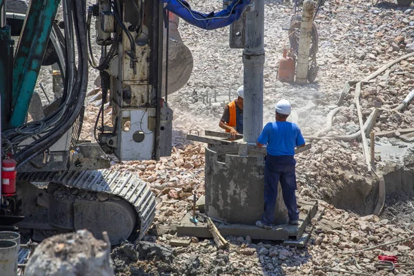 Travailleurs sur une machine de forage rotatif équipement lourd — Photo