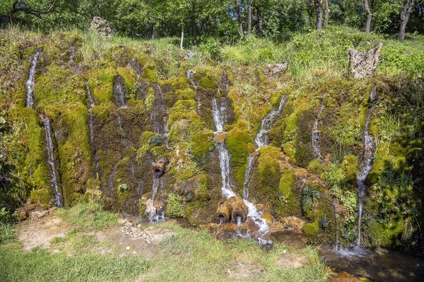 多くのストリームや植生と手作りの屋外の滝 — ストック写真