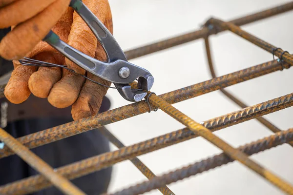 Güçlendirici çelik çubuklar (inşaat demiri) bağlanıyor) — Stok fotoğraf