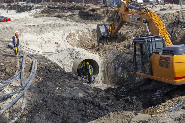 Escavatore che fa il letto di trincea per il nuovo gasdotto 2 — Foto Stock