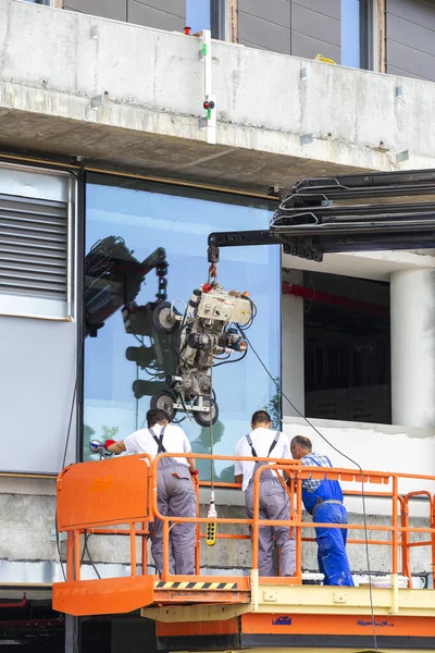 Gevel glazen venster installatie — Stockfoto